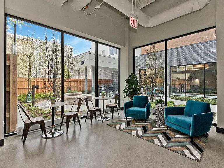 Edge on Broadway — Photo 34