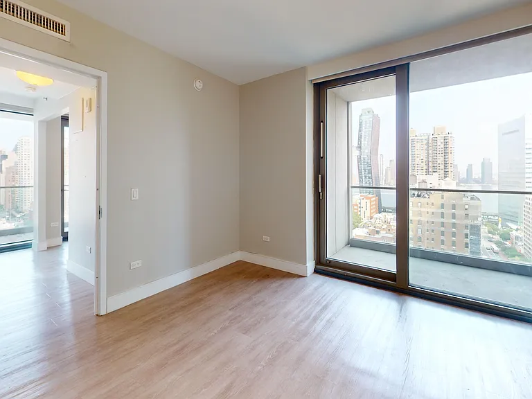 237 E 34th St #1904 — Photo 14