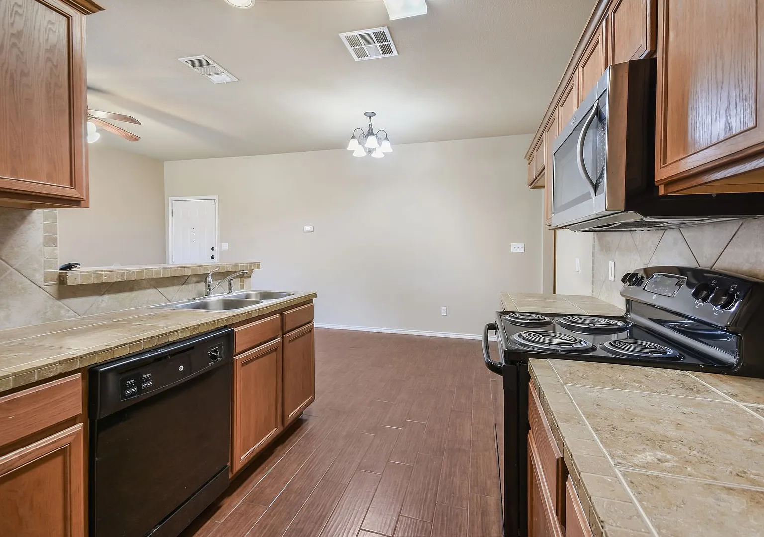 3 Bedroom Duplex Located In Hutto, Texas! — Photo 4