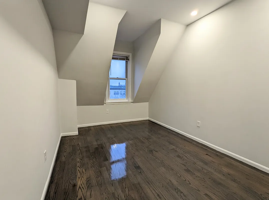 3 bed, 1000 sqft, $5,750 — Photo 4