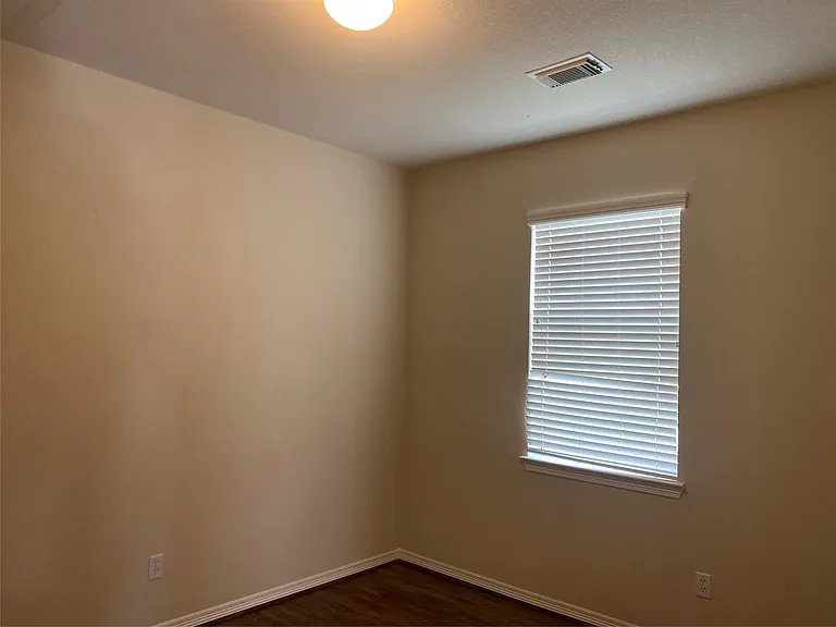 2912 Ashbrook Ln — Photo 9