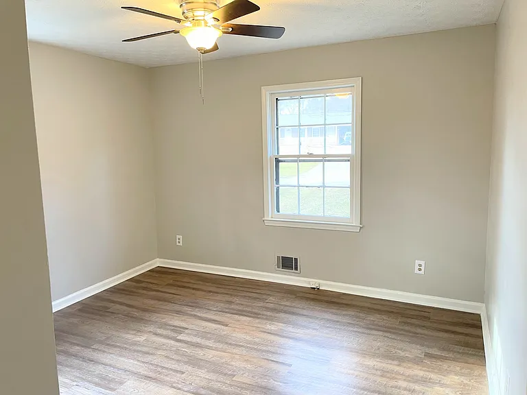 2072 Windsor Ln — Photo 10