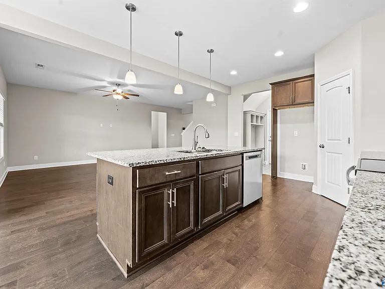 104 Erskin Parcus Dr — Photo 14