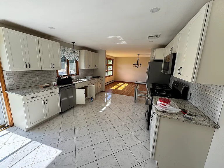 536 N Elm St — Photo 5