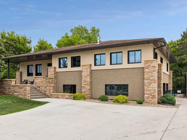 2900 Skyline Dr, Eagan, MN 55121