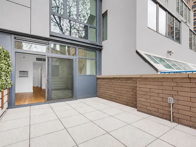 210 E 39th St #302 — Photo 1