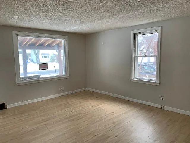 3 bed, 1050 sqft, $2,080 — Photo 3