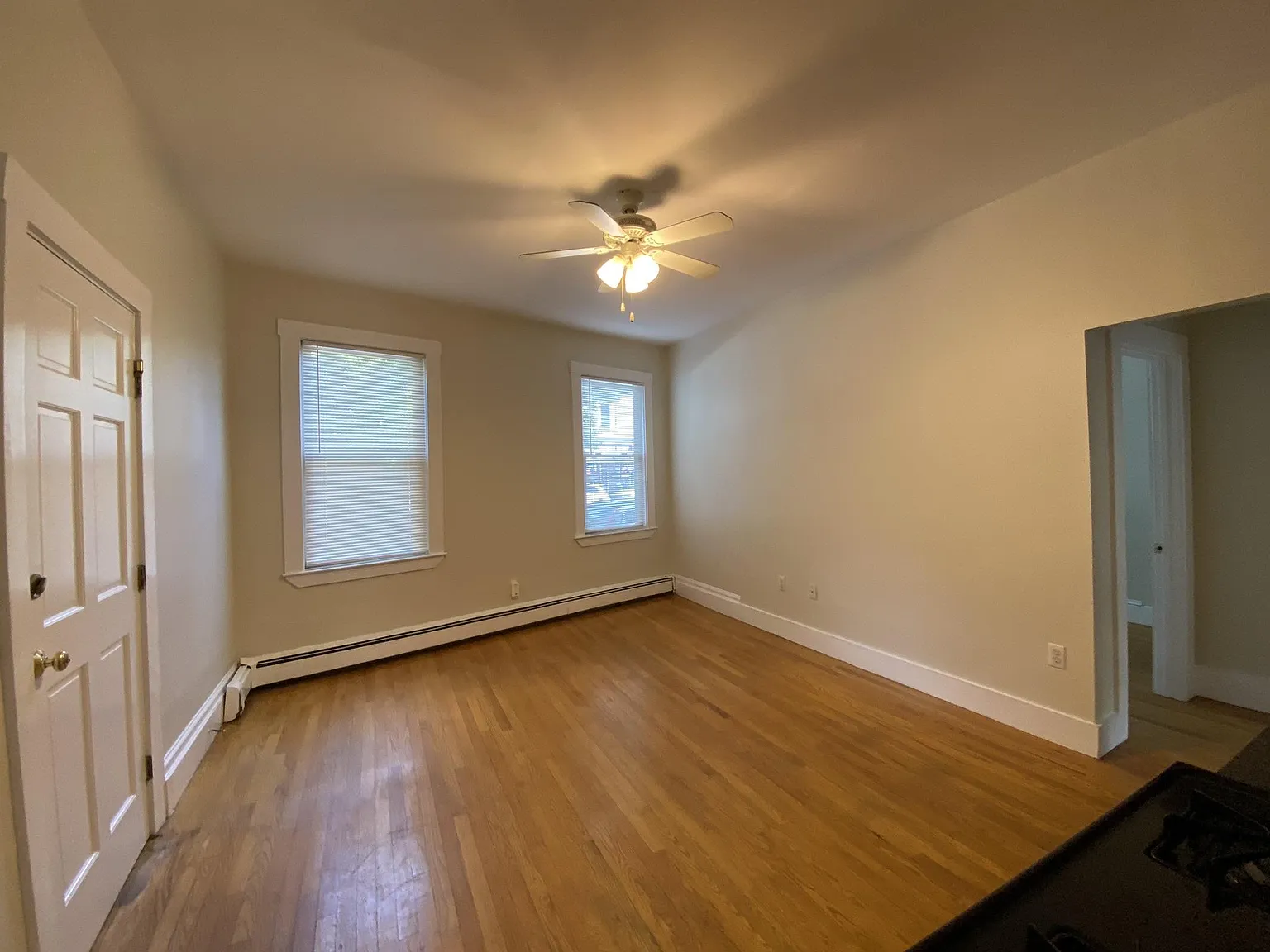 3 bed, 1000 sqft, $3,400 — Photo 3