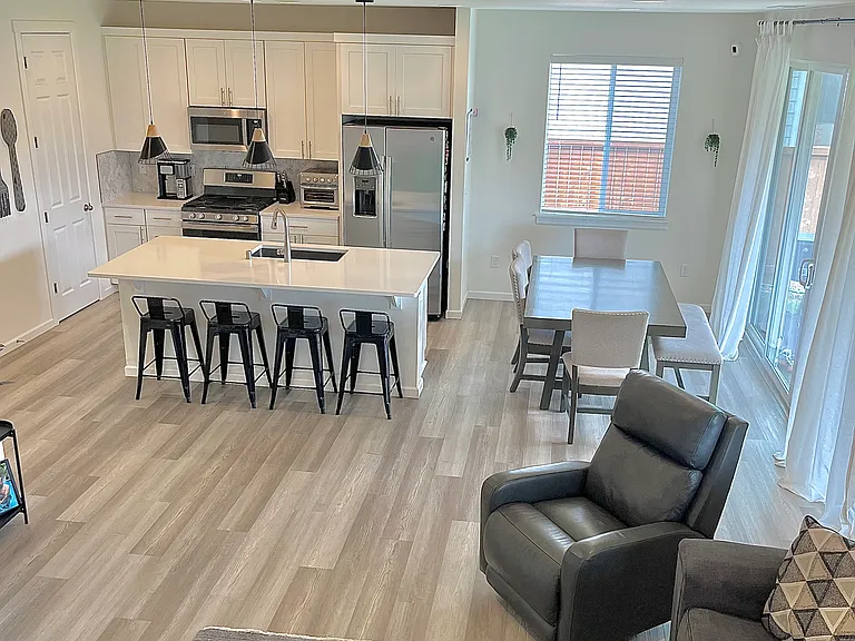 573 McCauley Ave — Photo 3