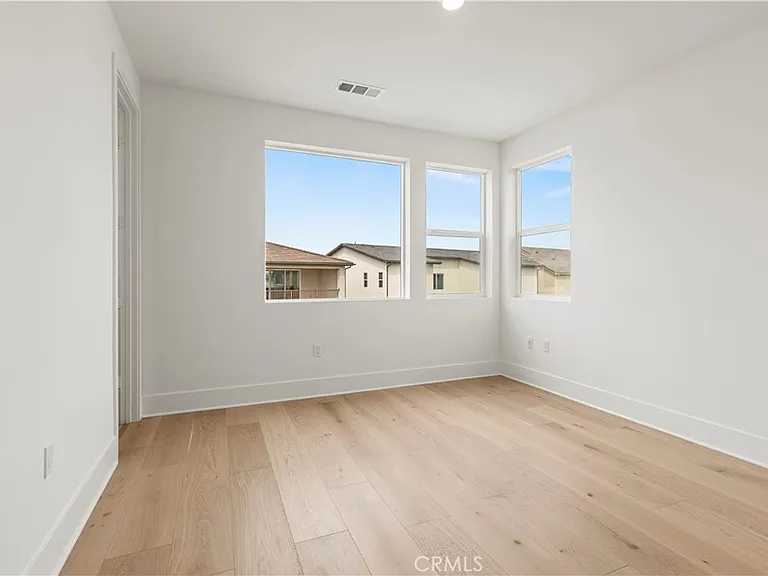 402 Shrike — Photo 37