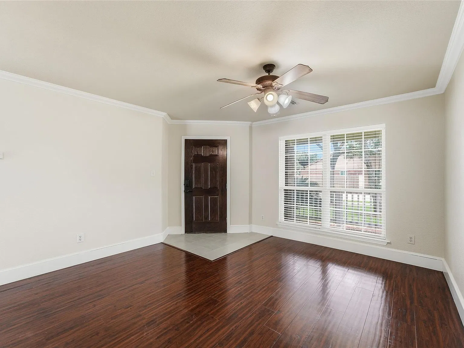 4 bed, 2.5 bath, 2382 sqft, $2,300 — Photo 4