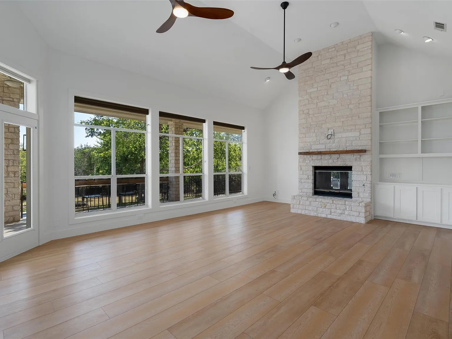 5 bed, 4.0 bath, 3769 sqft, $5,545 — Photo 4