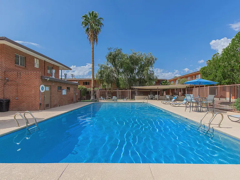 Country Club Apartments — Photo 18
