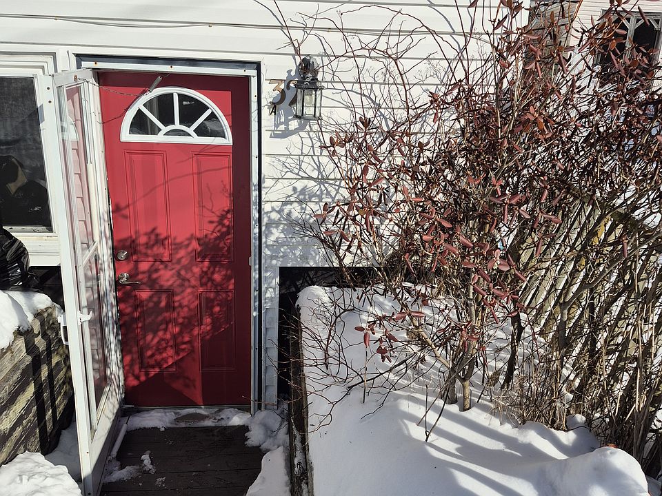 1st image of 32 Beaver Cres