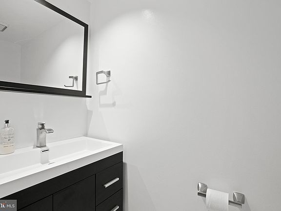3rd image of 2927F S Woodstock St #6