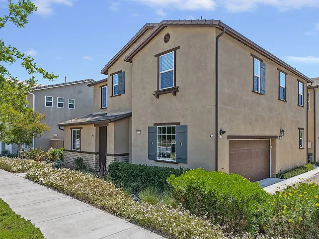 4 bed, 3.5 bath, 1939 sqft, $4,300 — Photo 2