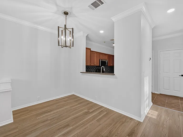 2201 Stoneleigh Pl — Photo 8