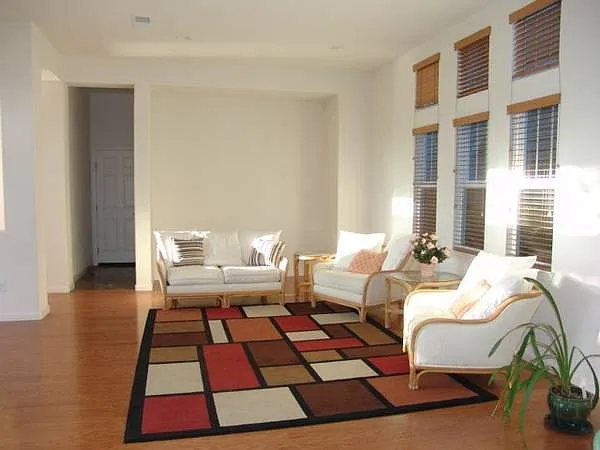 4 bed, 2250 sqft, $945 — Photo 4