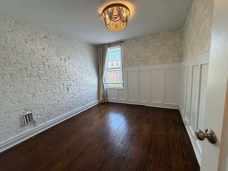 806 Wellington St — Photo 12