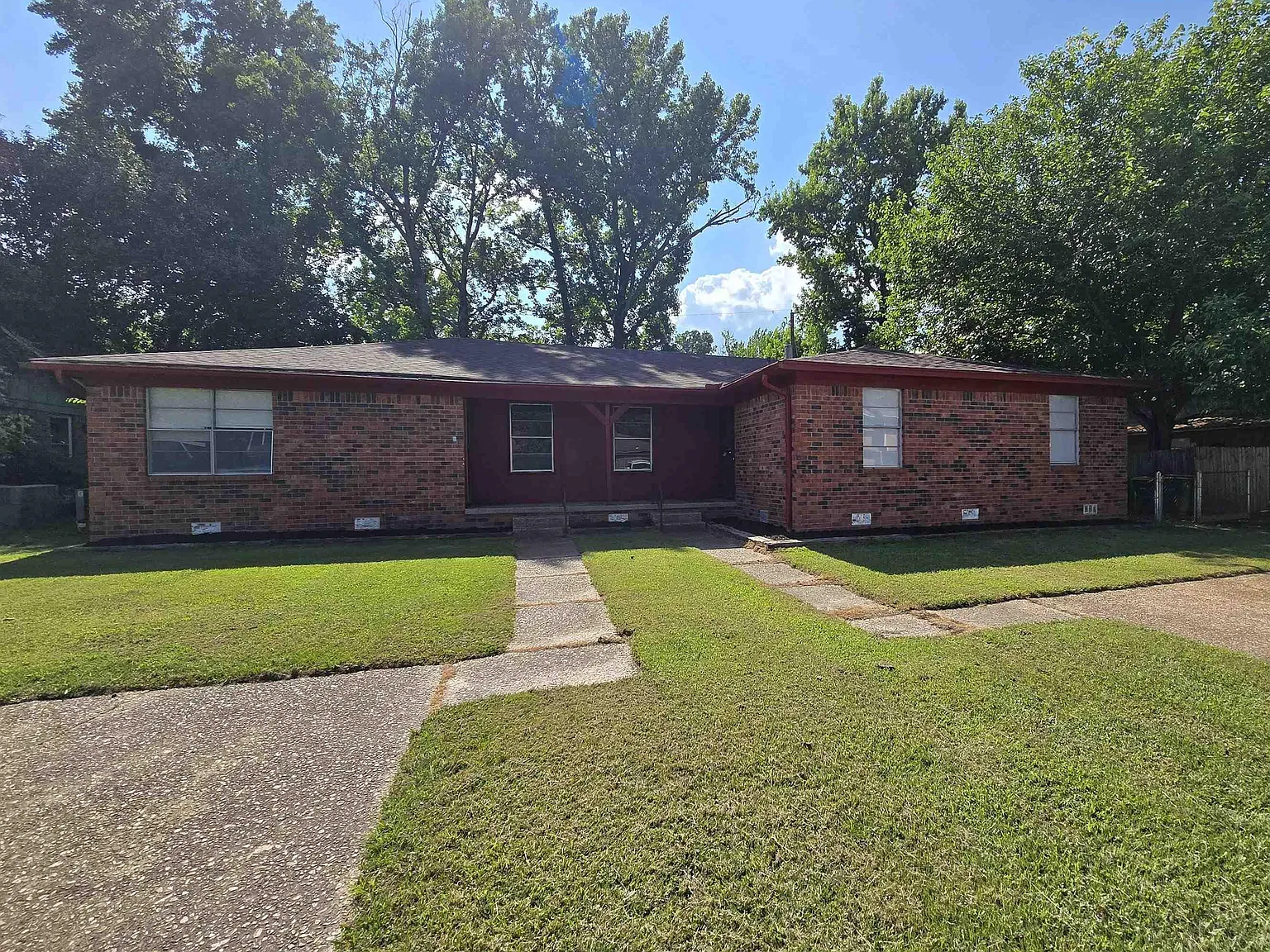 3 bed, 1.5 bath, 1242 sqft, $1,025 — Photo 1