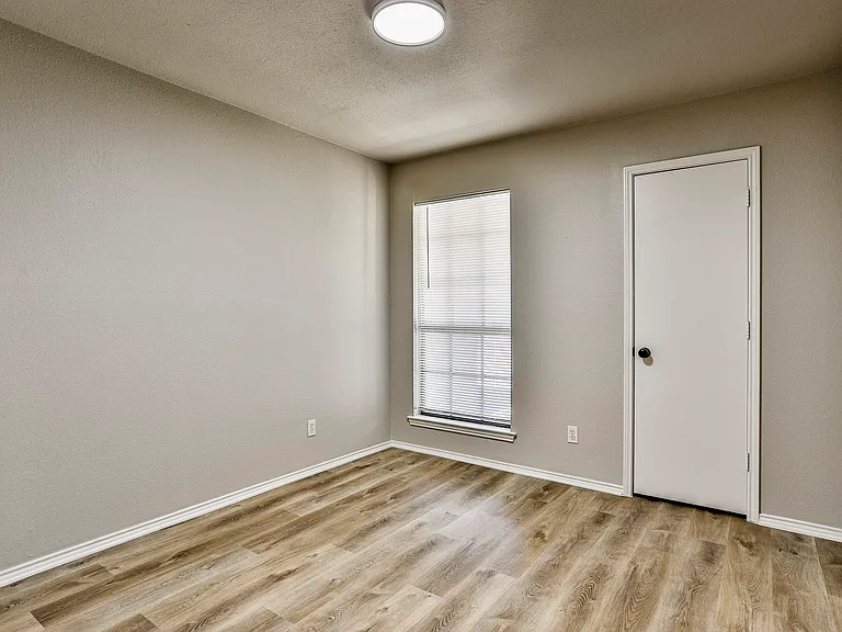 813 Bristol Ave — Photo 17