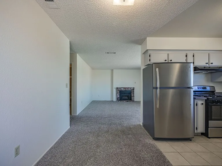 1021 W Perdew Ave — Photo 10