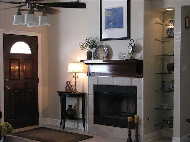4 bed, 2.0 bath, 2046 sqft, $2,400 — Photo 3