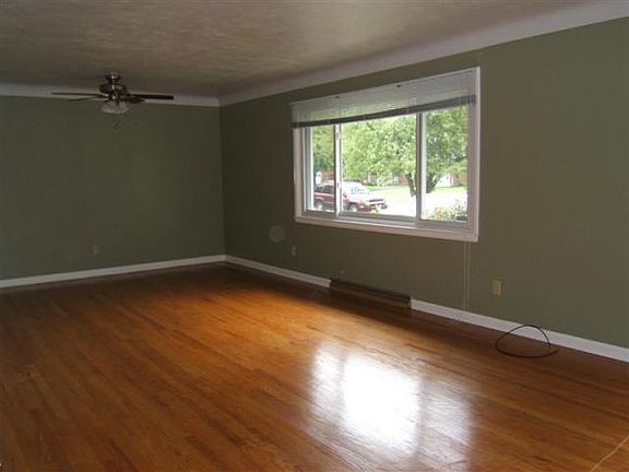 4th image of 90 Crowthers Dr