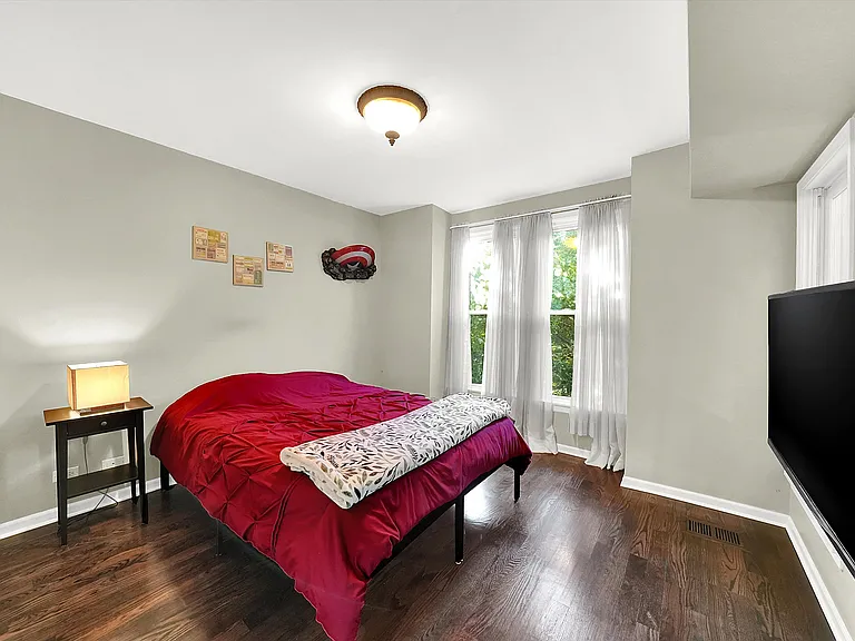 3143 N Racine Ave — Photo 9