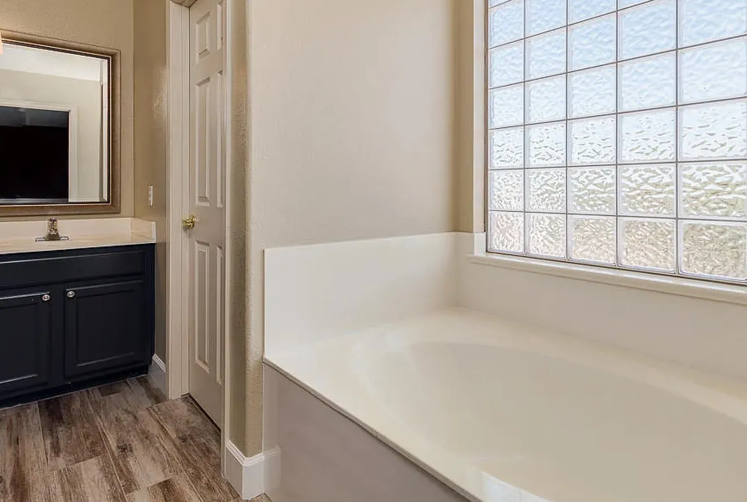 4 bed, 2412 sqft, $4,000 — Photo 3