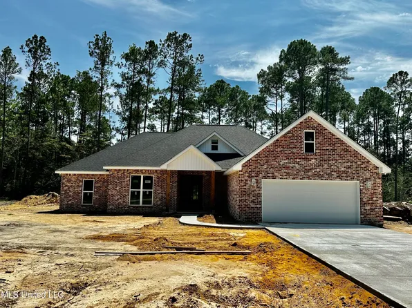 2108 Floral St, Moss Point, MS 39562