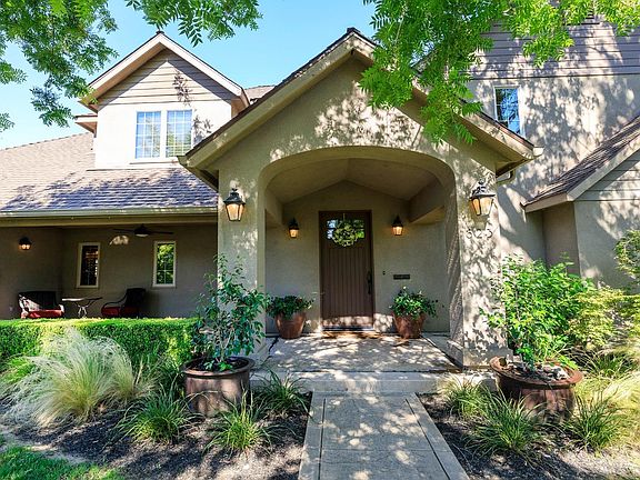 3rd image of 823 Columbia Way