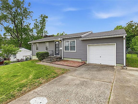 3rd image of 728 N Sunrise Dr