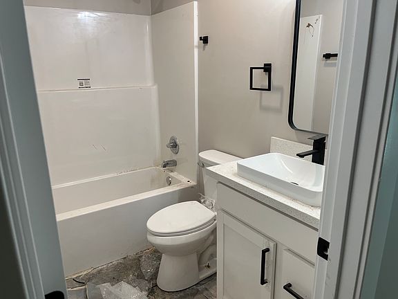 3rd image of 2528 SE Pennsylvania Ave