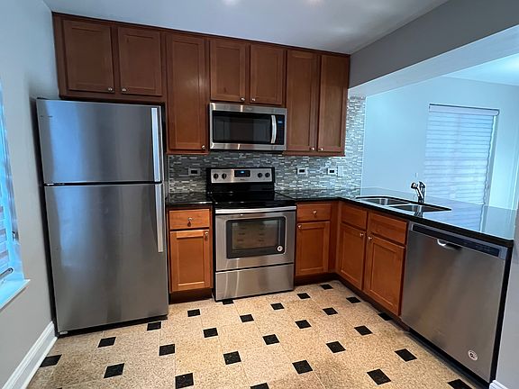 2nd image of 124 White Oak Ct APT 4
