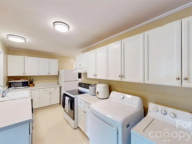 1136 E Woodlawn Rd — Photo 15