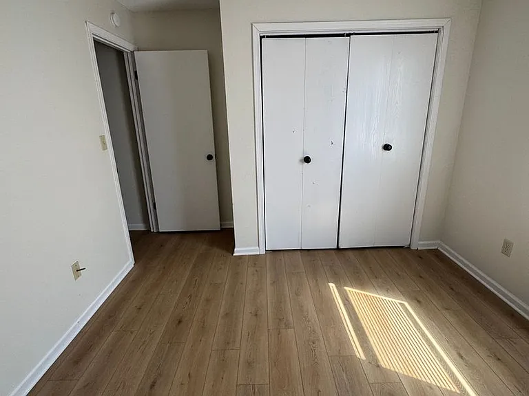 675-677 W Country Squire Ct — Photo 6