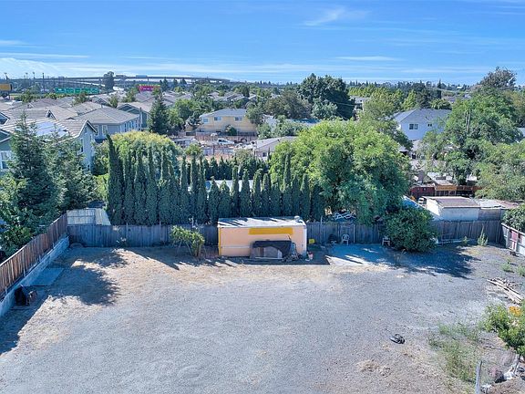 5th image of 272 Bonita Ave