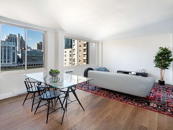 3rd image of 555 Main St APT 1313