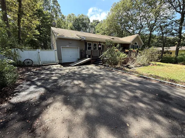 14 Clearview, Selden, NY 11784