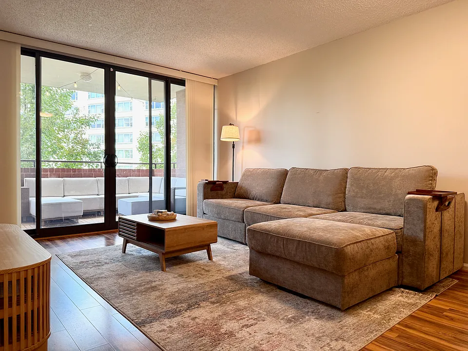 1001 N Randolph St #513