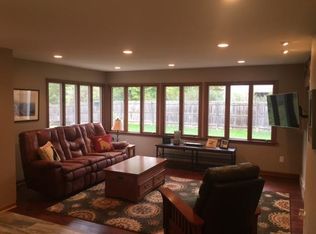 700 E Daisy Ln, Fox Pt, WI 53217
