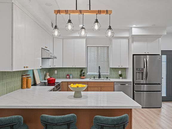 3rd image of 1363 W 35th Pl #1367