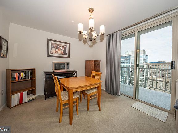 4th image of 1919 Chestnut St APT 2903