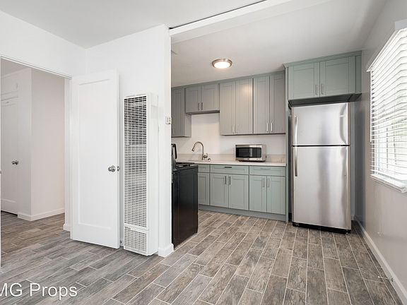 4th image of 3785 32nd St