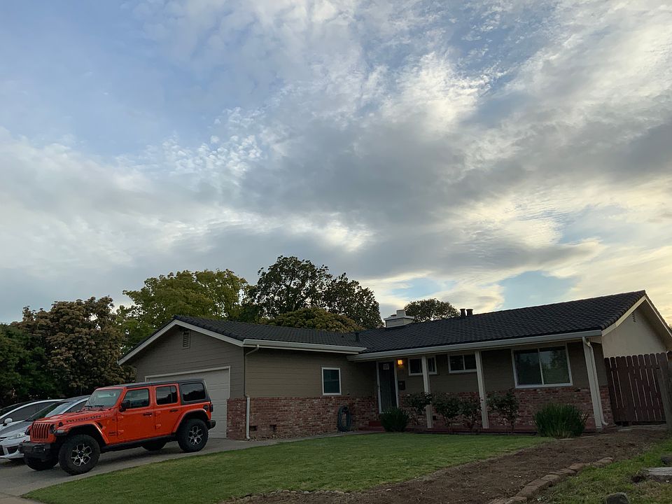 2nd image of 916 Orchard Ln