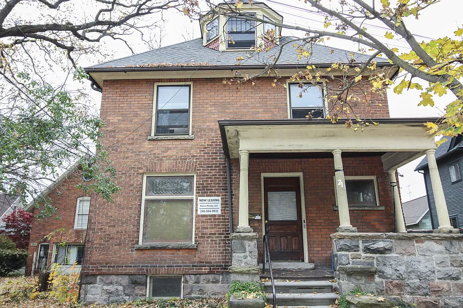7 bed, 3500 sqft, $8,000 — Photo 1