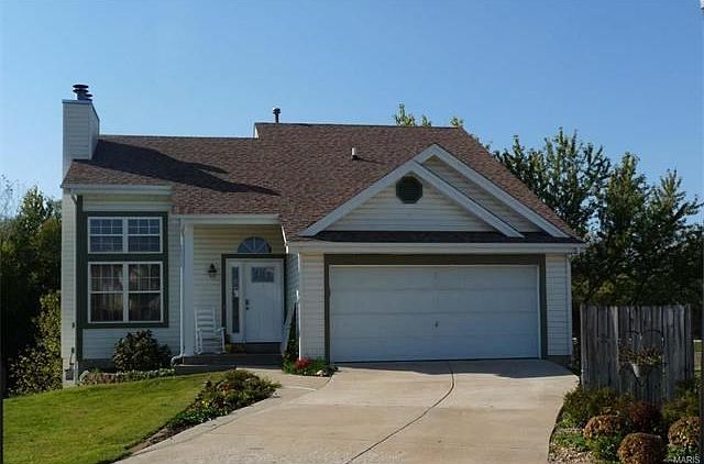Stunning lake property on culdesac lot with many upgrades!!