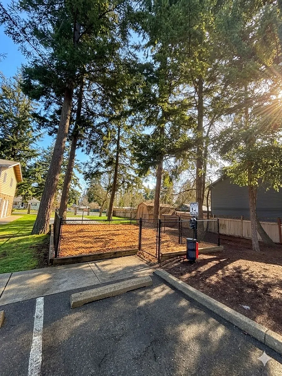 Building Photo - Parkland Manor
