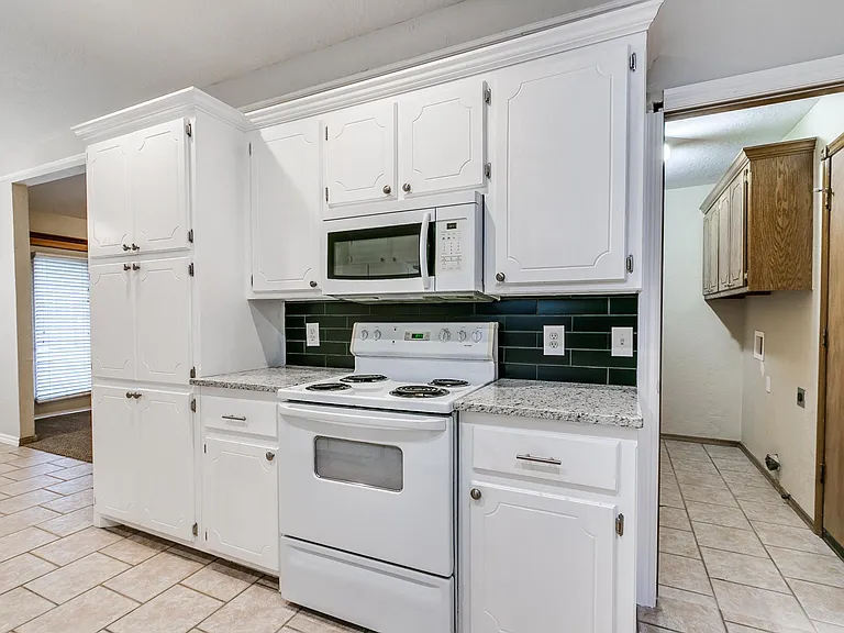 613 Katelyn Ln — Photo 37